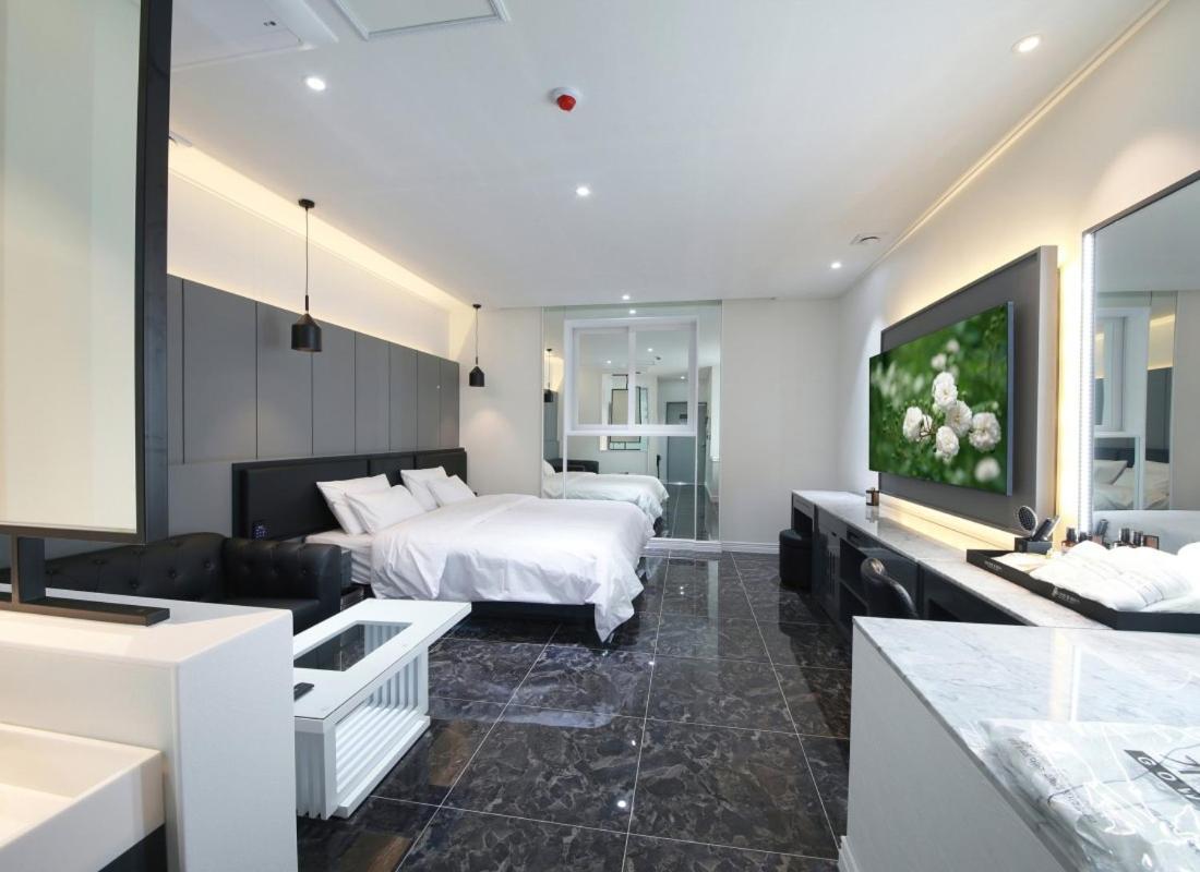 Wj Hotel Pool House Wonju Esterno foto